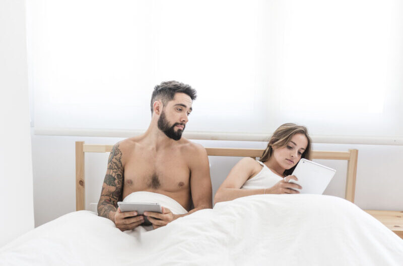 Casal na cama numa representação de infidelidade